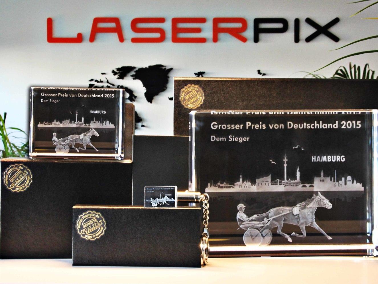 Laserpix Büro Austellung von Würfeln mit 3D Gravur für den Grossen Preis von Deutschlad von 2015 Award für den Sieger