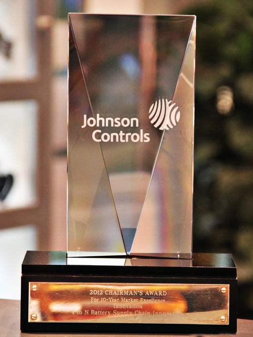 Spezial Flachglas Award für Johnson Control auf großem Sockel mit Metallgravur in Kupfer
