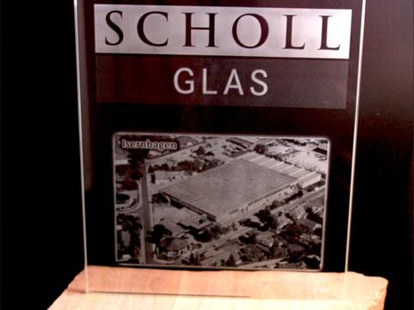 2D Glas Gravur im Flachglas mit Holz Sockel für Scholl Glas mit Firmengelände als Bild