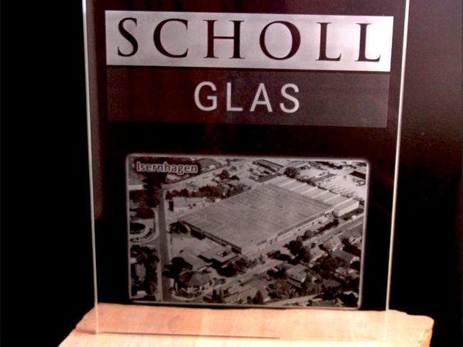 2D Glas Gravur im Flachglas mit Holz Sockel für Scholl Glas mit Firmengelände als Bild