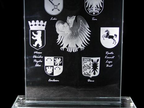 2D Flachglas mit vielen Stadt Wappen auf Glas Sockel von Laserpix