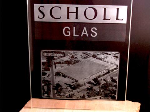 2D Glas Gravur im Flachglas mit Holz Sockel für Scholl Glas mit Firmengelände als Bild