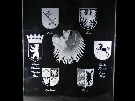 2D Flachglas mit vielen Stadt Wappen auf Glas Sockel von Laserpix
