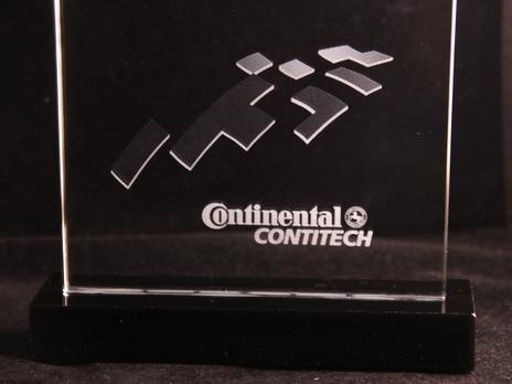 flachglas auf schwarzem Sockel von Laserpix für Continental Contitech mit logo