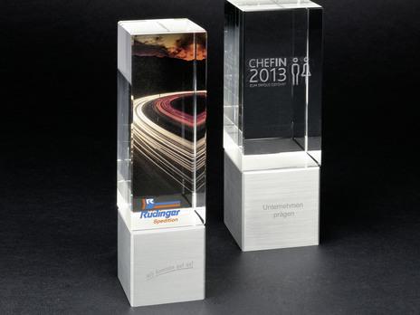 Kombination verschiedener Techniken Glasblock auf Alu Sockel mit 3D Innengravur und Digitaldruck