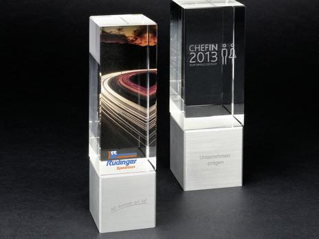 Kombination verschiedener Techniken Glasblock auf Alu Sockel mit 3D Innengravur und Digitaldruck