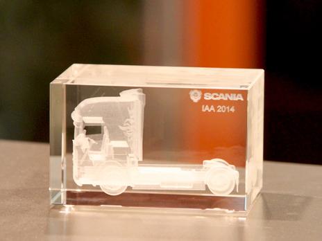Würfel mit Gravur für Scania bei der IAA 2014 von Laserpix