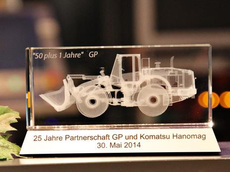 Glas würfel auf sockel mit gravur 3D gravur Bagger Hanomag 2014