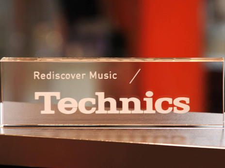 Laserpix Award für Rediscover Music Technics Würfel im Querformat 2D Schrift GRavur