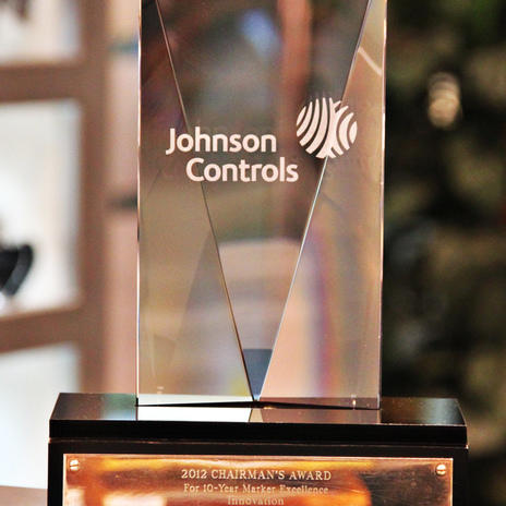 Johnson Controls Flachglas Spezial Award auf Sockel mit MEtallgravur 3D GRavur im GLas