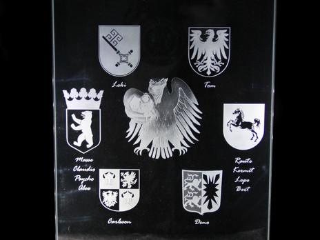 Wappen verschiedener Städte als 2D Gravur im Flachglas von Laserpix auf dünnem Glas Sockel