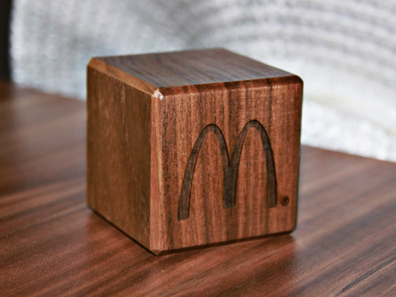 Holzgravur auf Holzblock McDonalds Logo auf Holz