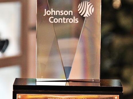Johnson Controls Flachglas Spezial Award auf Sockel mit MEtallgravur 3D GRavur im GLas