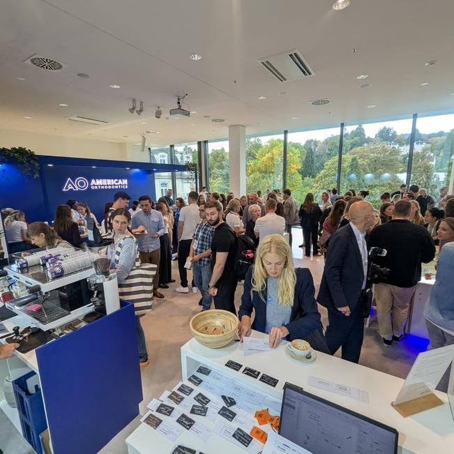 Volle G&auml;stetraube bei der Live-Lasergravur von LASERPIX am Stand von American Orthodontics auf einem Kieferorthop&auml;die-Kongress