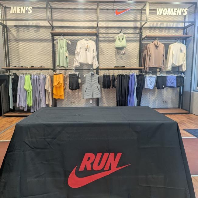 Live-Personalisierung von LASERPIX im Nike Running Store: Gravur direkt beim Kauf